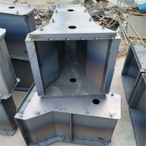 1607905983640292.jpg 公路隔離墩模具